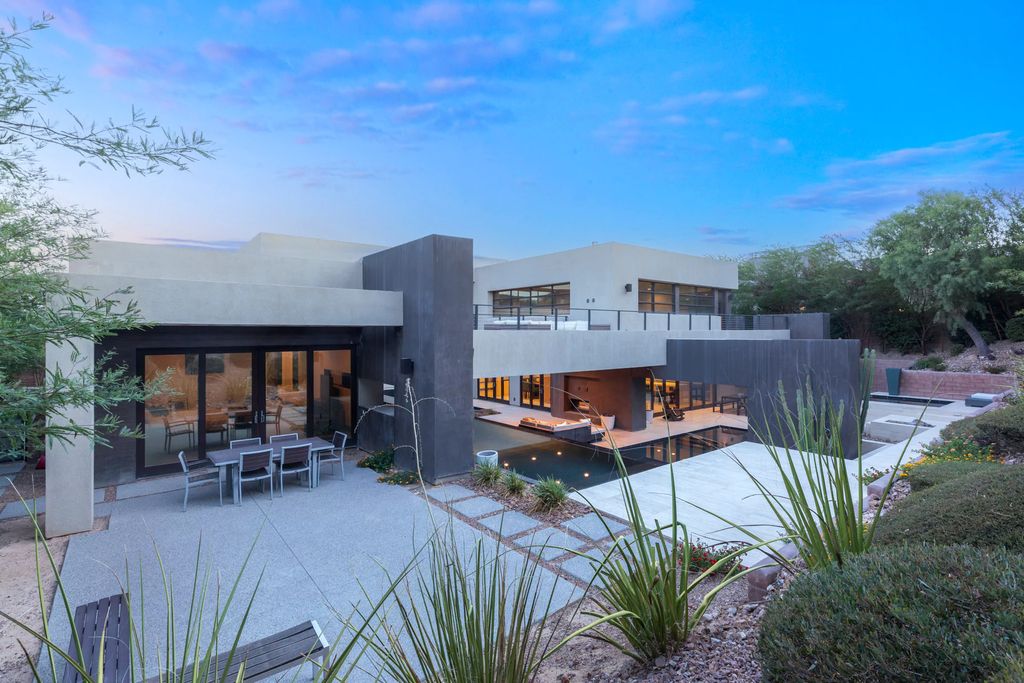 The Blue Heron Home in Las Vegas, a smart home represents the best of resort-style urban living with immaculate desert-inspired landscaping and multiple courtyards is now available for sale. This home located at 48 Wildwing Ct, Las Vegas, Nevada