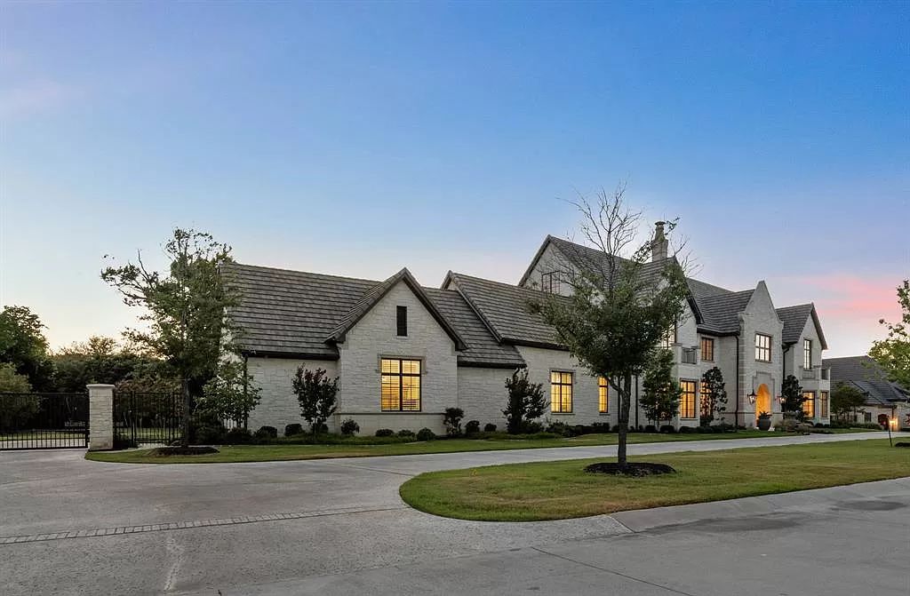 The Home in Roanoke, a magnificent transitional estate perfect for entertaining with an amazing backyard oasis, sports court for kids and ample grassy area is now available for sale. This home located at 1655 Carlyle Ct, Roanoke, Texas