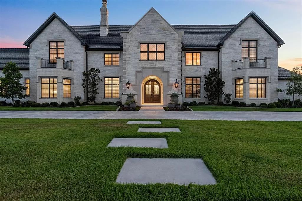 The Home in Roanoke, a magnificent transitional estate perfect for entertaining with an amazing backyard oasis, sports court for kids and ample grassy area is now available for sale. This home located at 1655 Carlyle Ct, Roanoke, Texas