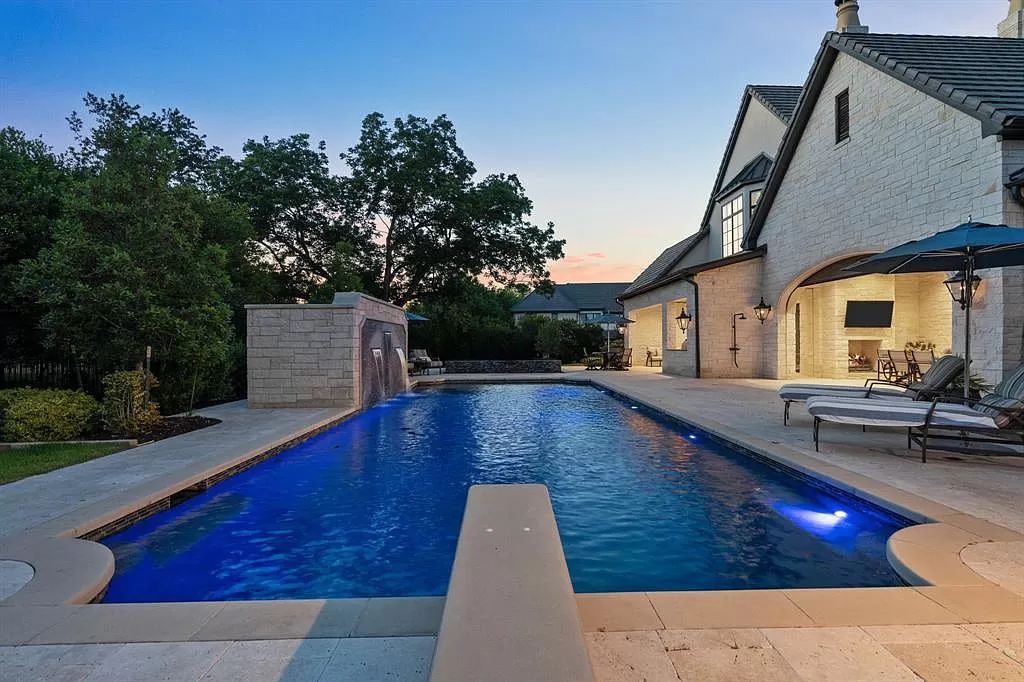 The Home in Roanoke, a magnificent transitional estate perfect for entertaining with an amazing backyard oasis, sports court for kids and ample grassy area is now available for sale. This home located at 1655 Carlyle Ct, Roanoke, Texas