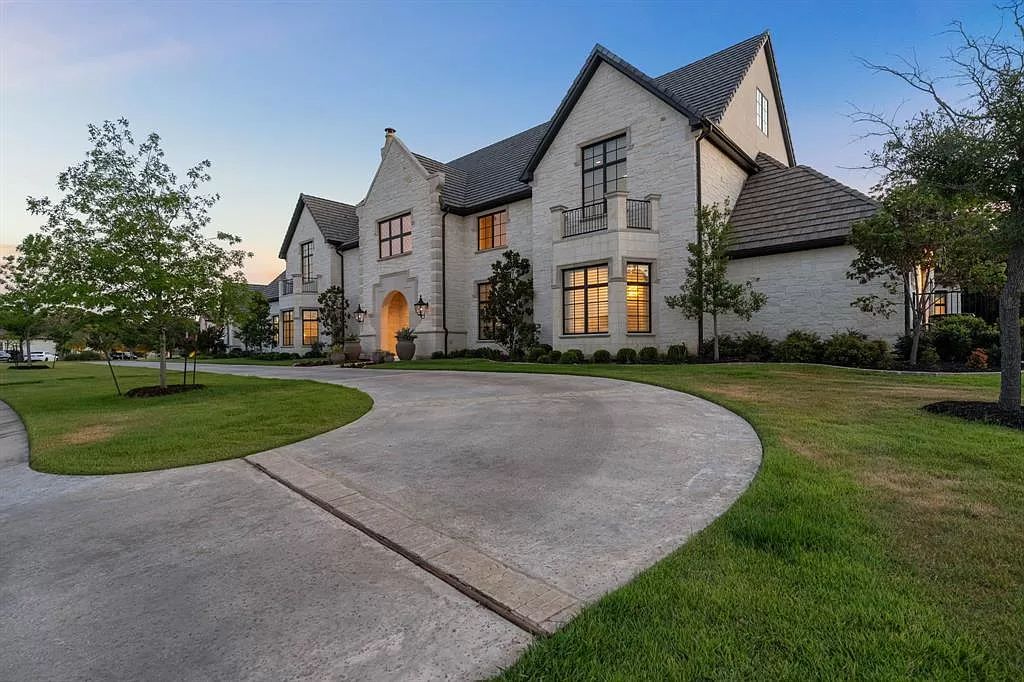 The Home in Roanoke, a magnificent transitional estate perfect for entertaining with an amazing backyard oasis, sports court for kids and ample grassy area is now available for sale. This home located at 1655 Carlyle Ct, Roanoke, Texas