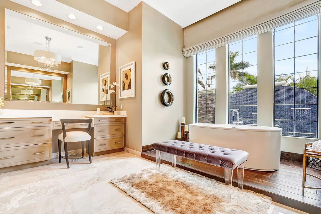 The designer was inspired by the most luxurious and elegant spaces when designing the home bathroom. This bathroom becomes glossy and appealing when cream colors cover the entire room and are combined with cozy lighting and modern, elegant designs.