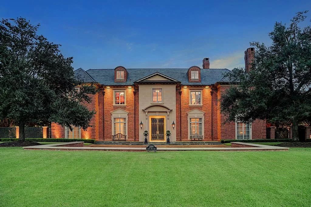 The Home in Houston, a warm and inviting estate has large entertaining and living spaces with custom finishes and high ceilings throughout is now available for sale. This home located at 2109 River Oaks Blvd, Houston, Texas