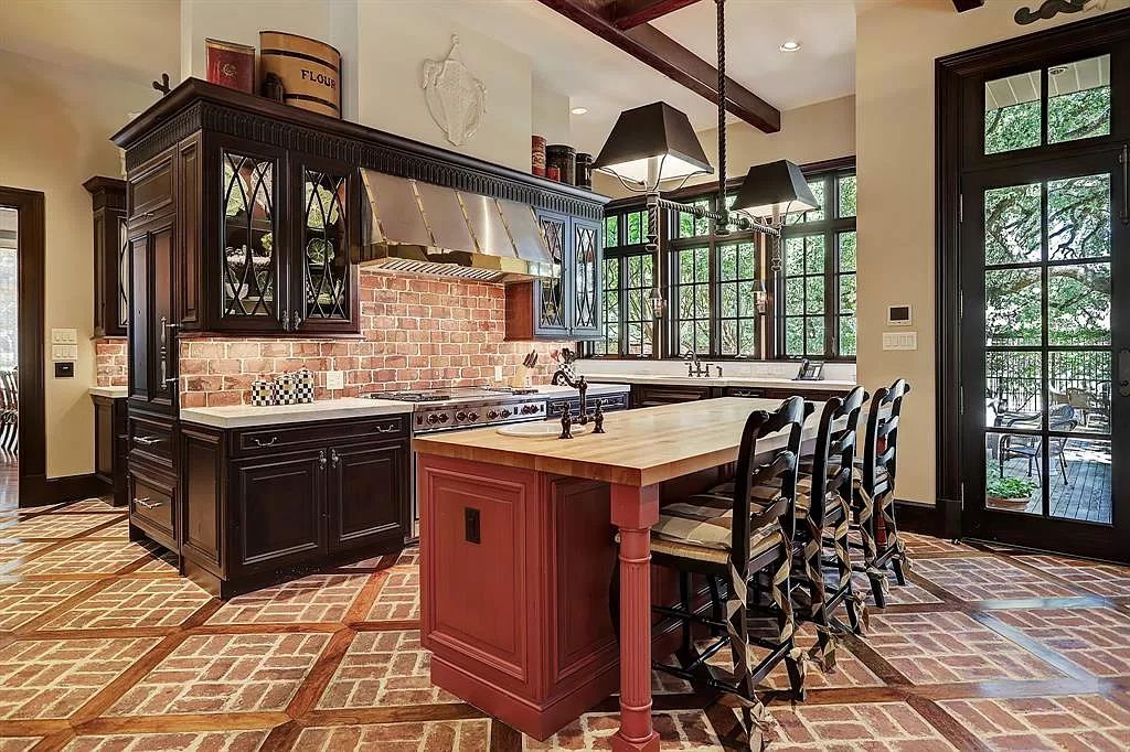 The Home in Houston, a warm and inviting estate has large entertaining and living spaces with custom finishes and high ceilings throughout is now available for sale. This home located at 2109 River Oaks Blvd, Houston, Texas