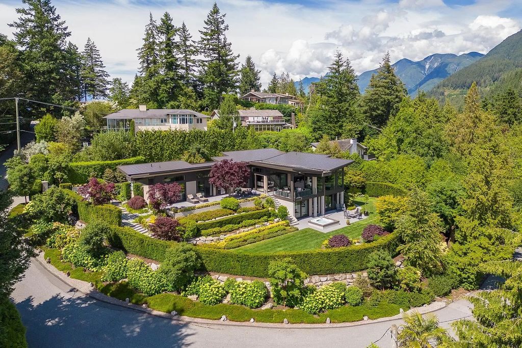 This-C6689000-Home-in-West-Vancouver-is-a-Beautiful-Escape-and-The-Ultimate-in-One-Level-Living-37