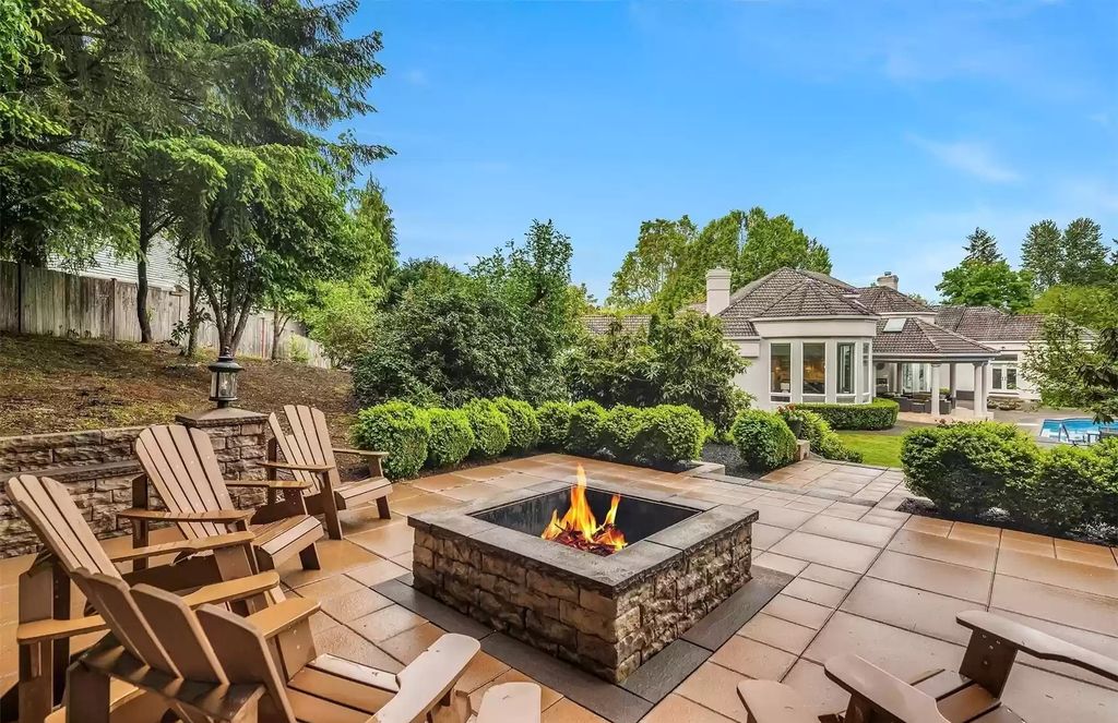 The Estate in Washington is a luxurious home of perfect combination of location, livability and world class luxury now available for sale. This home located at 19267 NE 149th Street, Woodinville, Washington; offering 04 bedrooms and 06 bathrooms with 5,348 square feet of living spaces. 
