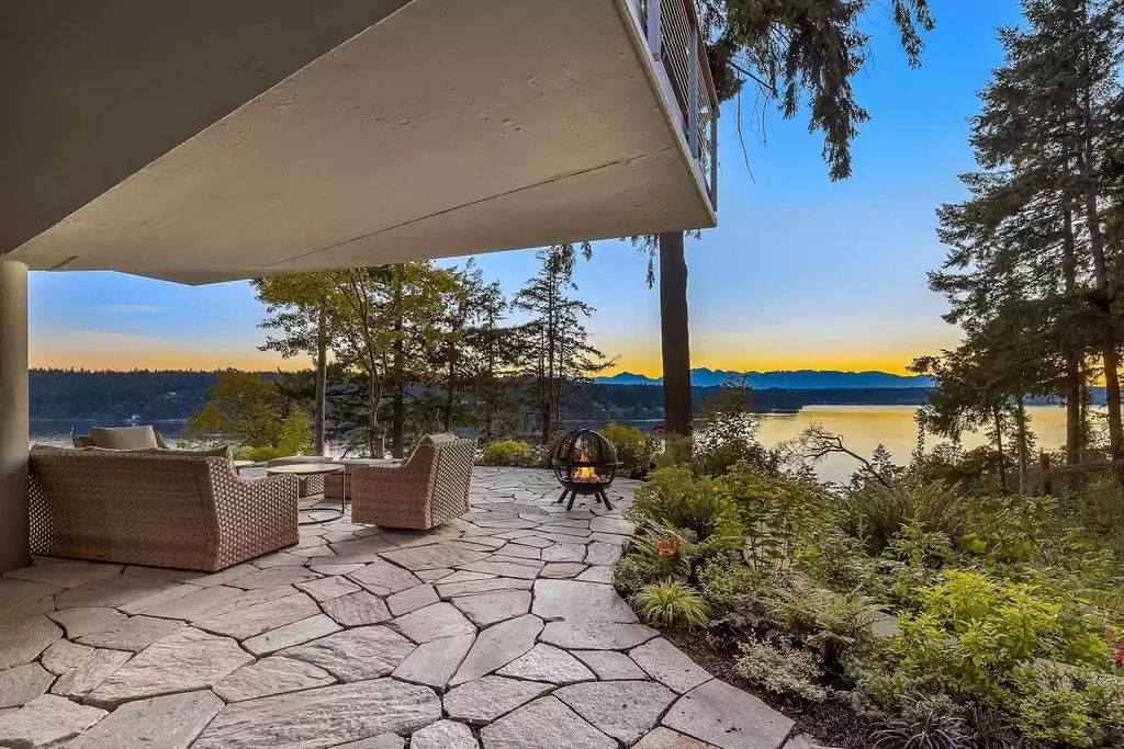 The House in Bainbridge Island is designed as the family home of renowned engineer Jack Christiansen, now available for sale. This home located at 7799 Hansen Road NE, Bainbridge Island, Washington