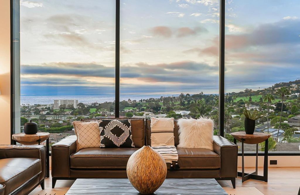 The Masterpiece in La Jolla, a lower West Muirlands new estate showcase panoramic ocean, golf course and coastline views to Dana Point is now available for sale. This home located at 1011 Muirlands Vista Way, La Jolla, California