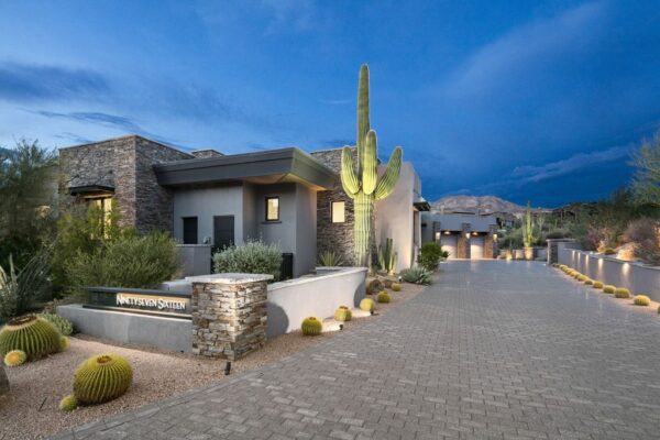 A Simply Stunning Contemporary Home in Scottsdale with Striking ...