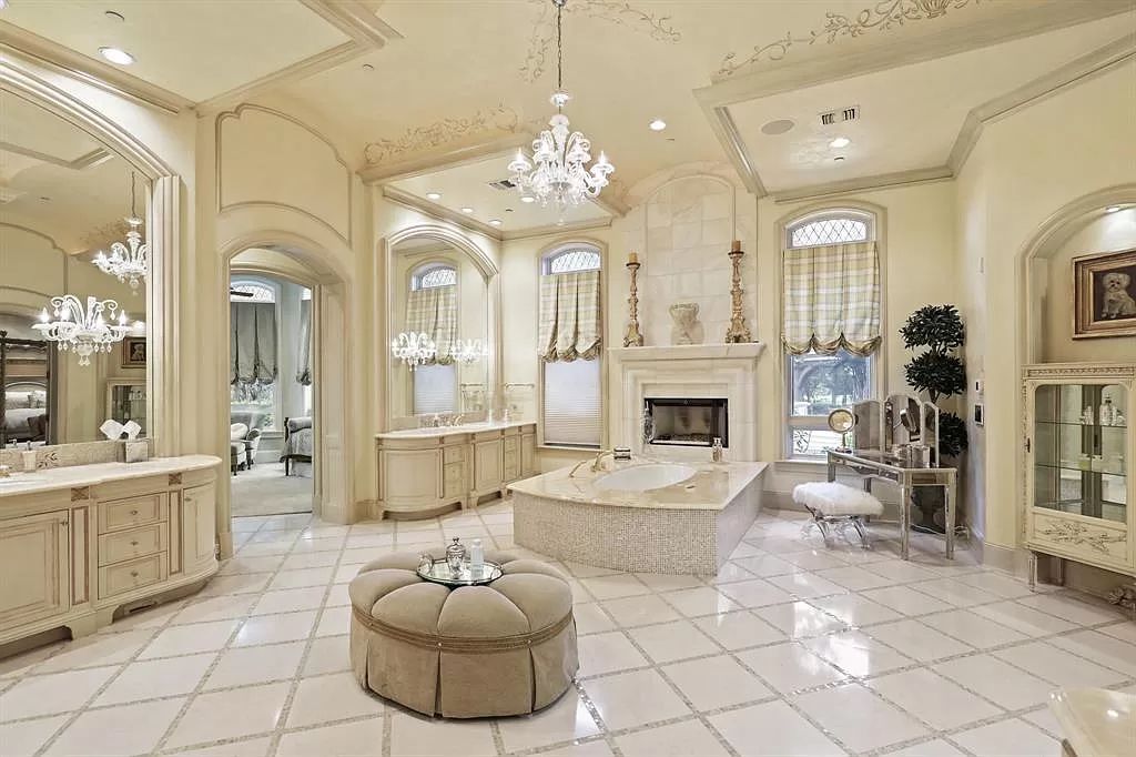 The Residence in Spring, a completely private retreat on 2.5 acres of breathtaking grounds with timeless in design and transitional and airy on the inside is now available for sale. This home located at 51 Grand Regency Cir, Spring, Texas 