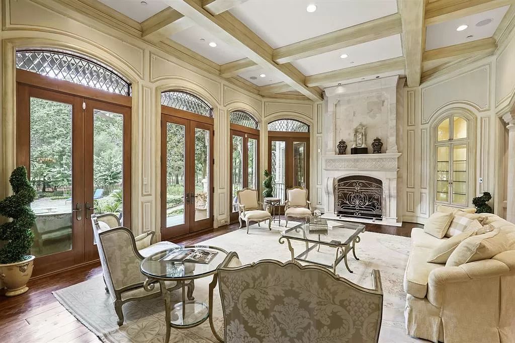 The Residence in Spring, a completely private retreat on 2.5 acres of breathtaking grounds with timeless in design and transitional and airy on the inside is now available for sale. This home located at 51 Grand Regency Cir, Spring, Texas 