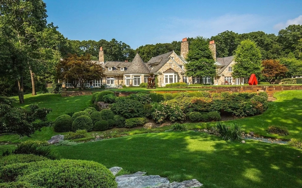 The Masterpiece in Brookville, an unparalleled Gold Coast Estate designed for luxurious living, gracious entertaining and the enjoyment of Art is now available for sale. This home located at 1 Dupont Court, Brookville, New York