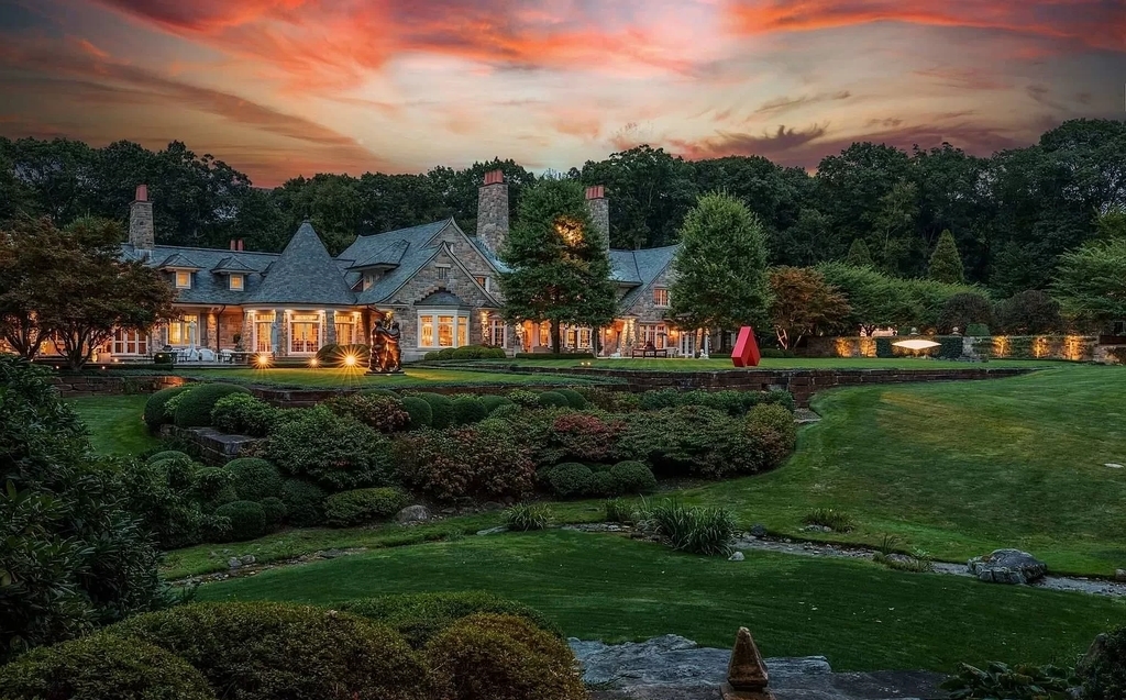 The Masterpiece in Brookville, an unparalleled Gold Coast Estate designed for luxurious living, gracious entertaining and the enjoyment of Art is now available for sale. This home located at 1 Dupont Court, Brookville, New York