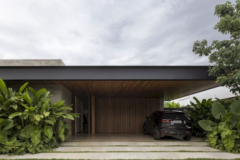 AK House with Minimalism Concept Design by Aguirre Arquitetura
