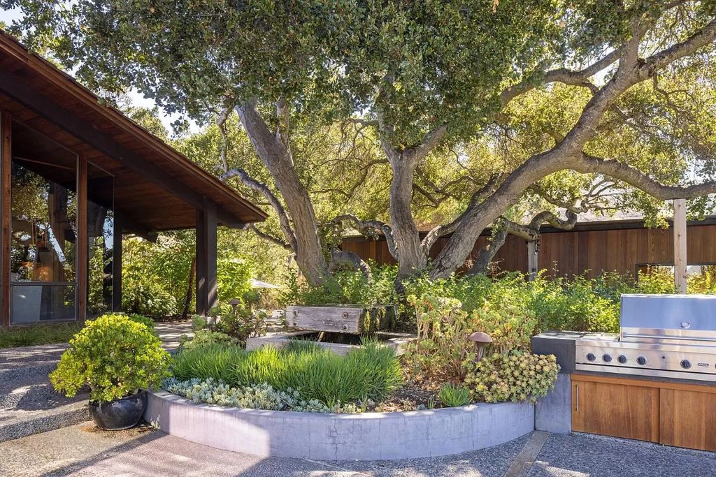 The Home in Carmel Valley, a modern compound designed by David Allen Smith with organic materials throughout, massive glass windows, and a voluminous interior is now available for sale. This home located at 49 Encina Dr, Carmel Valley, California