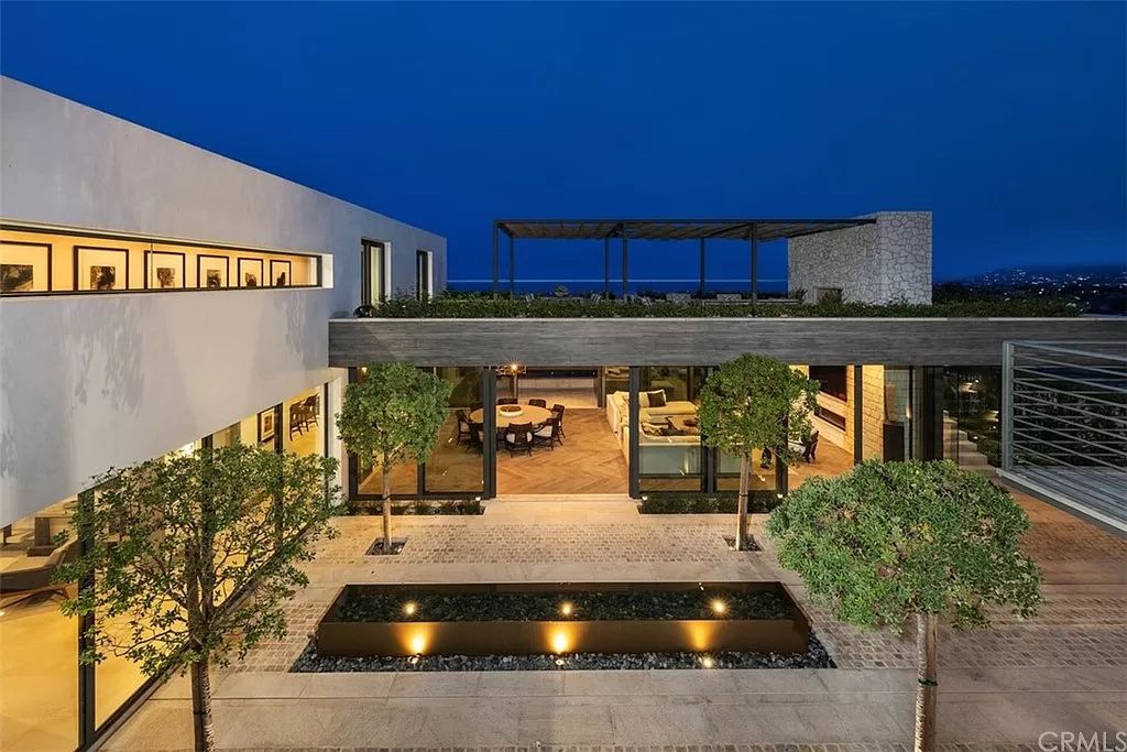 The Home in Dana Point, a contemporary masterpiece behind the guarded gates of The Strand at Headlands has a gorgeous backyard with panoramic Pacific views is now available for sale. This home located at 5 Pacific Ridge Pl, Dana Point, California