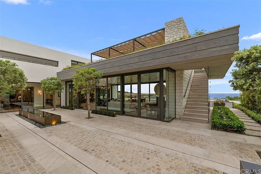 The Home in Dana Point, a contemporary masterpiece behind the guarded gates of The Strand at Headlands has a gorgeous backyard with panoramic Pacific views is now available for sale. This home located at 5 Pacific Ridge Pl, Dana Point, California