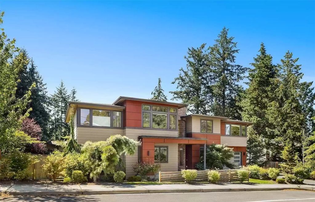 Beautiful-Estate-with-Desirable-Floor-Plan-in-Kirkland-Hits-Market-for-2.39M-1