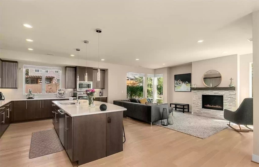 Beautiful-Estate-with-Desirable-Floor-Plan-in-Kirkland-Hits-Market-for-2.39M-10