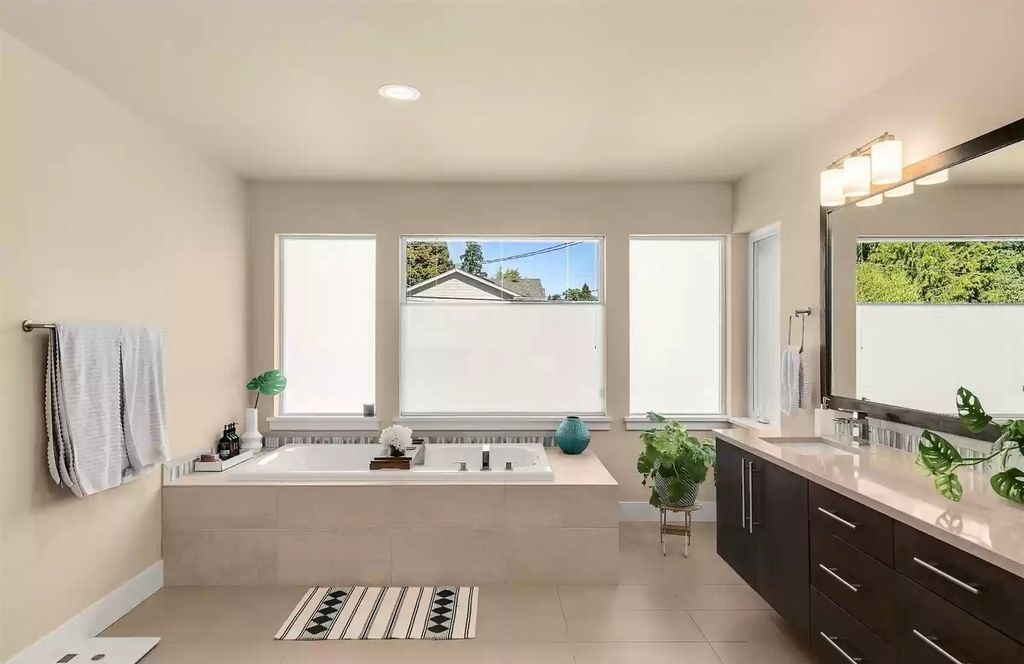 There are numerous ways to make a small bathroom appear larger, such as the "green" space in Kirkland's bathroom. The white cover adds elegance and purity to the space. Furthermore, the use of gentle decor and the placement of the bath will aid in the relaxation of the space.