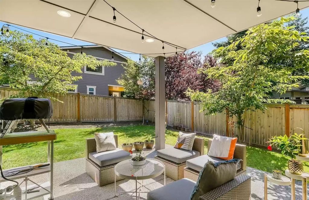 Beautiful-Estate-with-Desirable-Floor-Plan-in-Kirkland-Hits-Market-for-2.39M-27