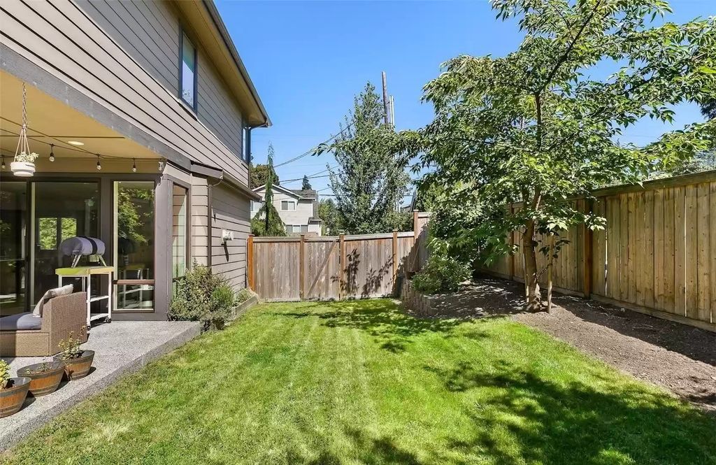 Beautiful-Estate-with-Desirable-Floor-Plan-in-Kirkland-Hits-Market-for-2.39M-28