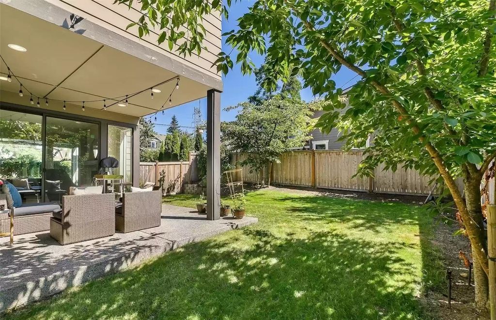 The Estate in Kirkland is a luxurious home offering spacious great room filled with natural lighting with massive floor to ceiling windows now available for sale. This home located at 12323 NE 81st Pl, Kirkland, Washington; offering 04 bedrooms and 03 bathrooms with 3,310 square feet of living spaces.