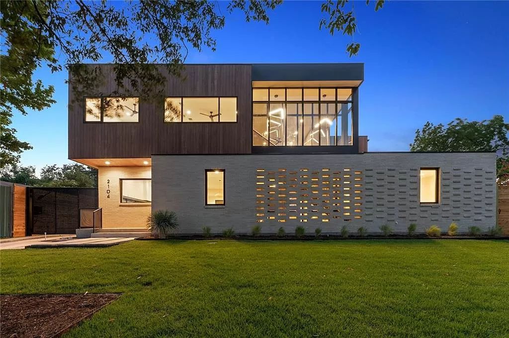 The Home in Austin, a new construction designed by Davey McEathron offers a wide open floor plan and floor-to-ceiling windows allowing for abundant natural light is now available for sale. This home located at 2104 Ann Arbor Ave, Austin, Texas