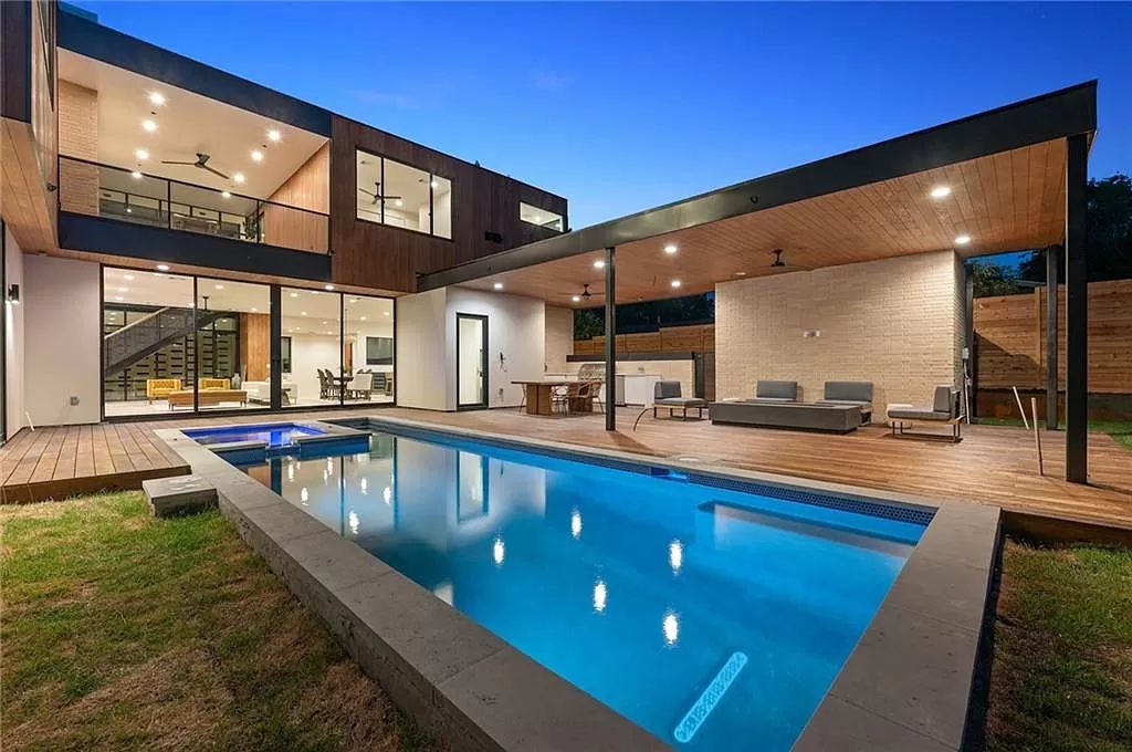 The Home in Austin, a new construction designed by Davey McEathron offers a wide open floor plan and floor-to-ceiling windows allowing for abundant natural light is now available for sale. This home located at 2104 Ann Arbor Ave, Austin, Texas