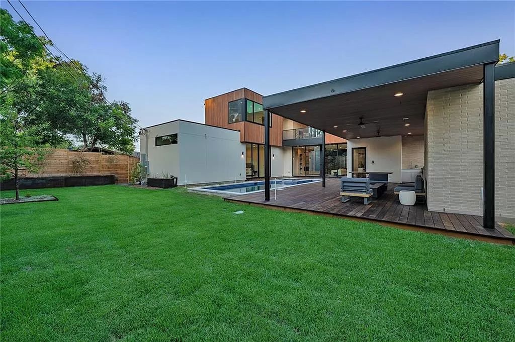 The Home in Austin, a new construction designed by Davey McEathron offers a wide open floor plan and floor-to-ceiling windows allowing for abundant natural light is now available for sale. This home located at 2104 Ann Arbor Ave, Austin, Texas