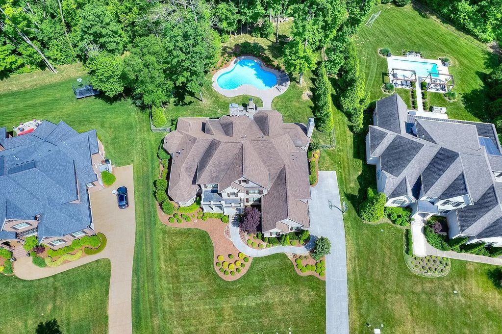 The Estate in Brentwood is a luxurious home located in an amazing location for a perfect entertaining now available for sale. This home located at 1810 Morgan Farms Way, Brentwood, Tennessee; offering 05 bedrooms and 06 bathrooms with 6,086 square feet of living spaces.