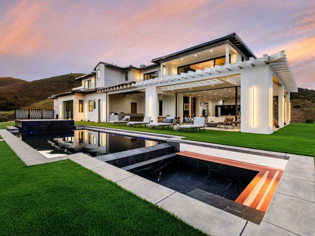 The Home in Calabasas, a progressively designed estate perched high atop one of the most elevated promontory sites featuring astounding 360-degree panoramic views is now available for sale. This home located at 2681 N Country Ridge Rd, Calabasas, California
