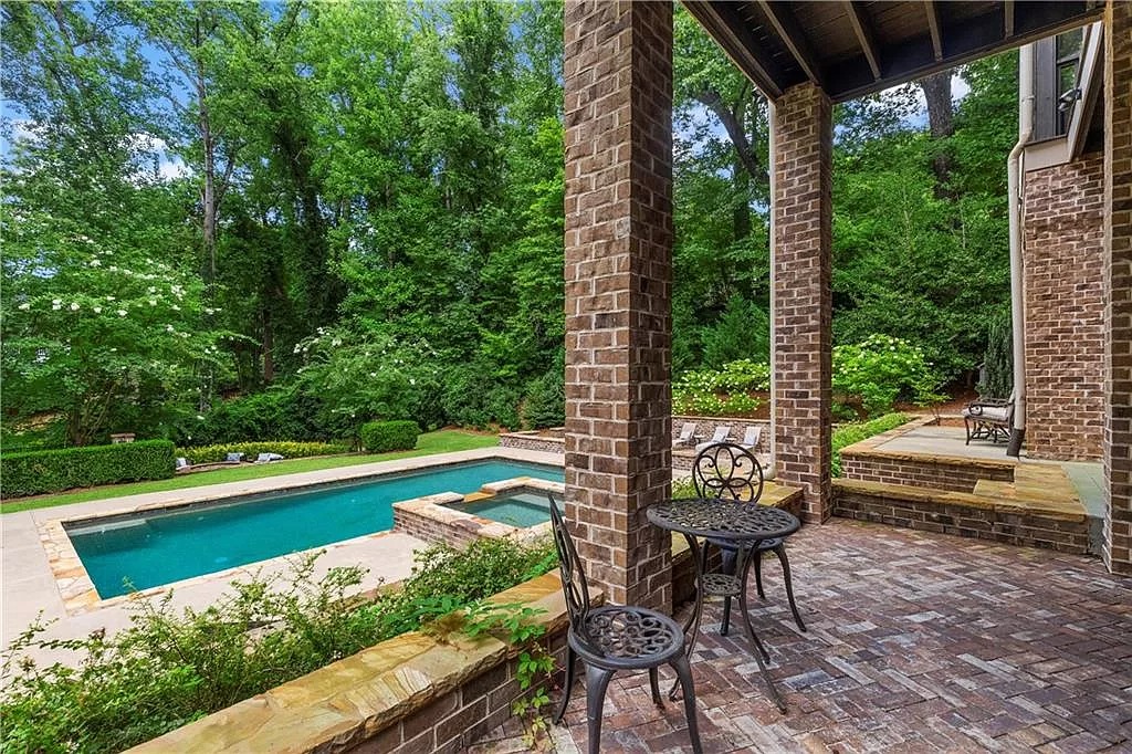 The Estate in Atlanta is a luxurious home showcasing plenty of flexible spaces for working as well as entertaining now available for sale. This home located at 2960 Castlewood Dr NW, Atlanta, Georgia; offering 06 bedrooms and 06 bathrooms with 7,548 square feet of living spaces. 