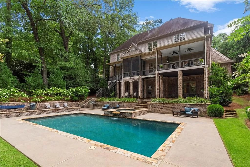 The Estate in Atlanta is a luxurious home showcasing plenty of flexible spaces for working as well as entertaining now available for sale. This home located at 2960 Castlewood Dr NW, Atlanta, Georgia; offering 06 bedrooms and 06 bathrooms with 7,548 square feet of living spaces. 