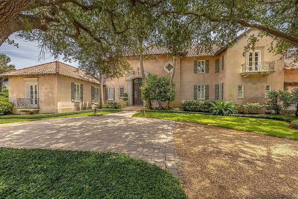 The Estate in Sea Island is a luxurious home featuring brilliant architecture of heart pine, stone, high ceilings and wall designs now available for sale. This home located at 107 E 31st St, Sea Island, Georgia; offering 06 bedrooms and 09 bathrooms with 5,880 square feet of living spaces.