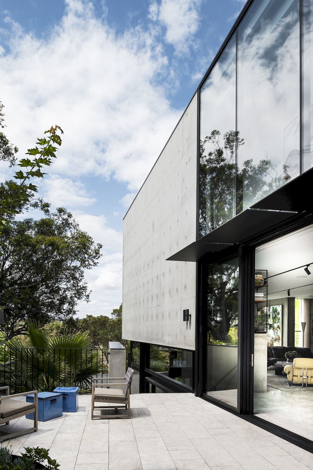 Emplacement House with views outward still privacy by NTF Architecture