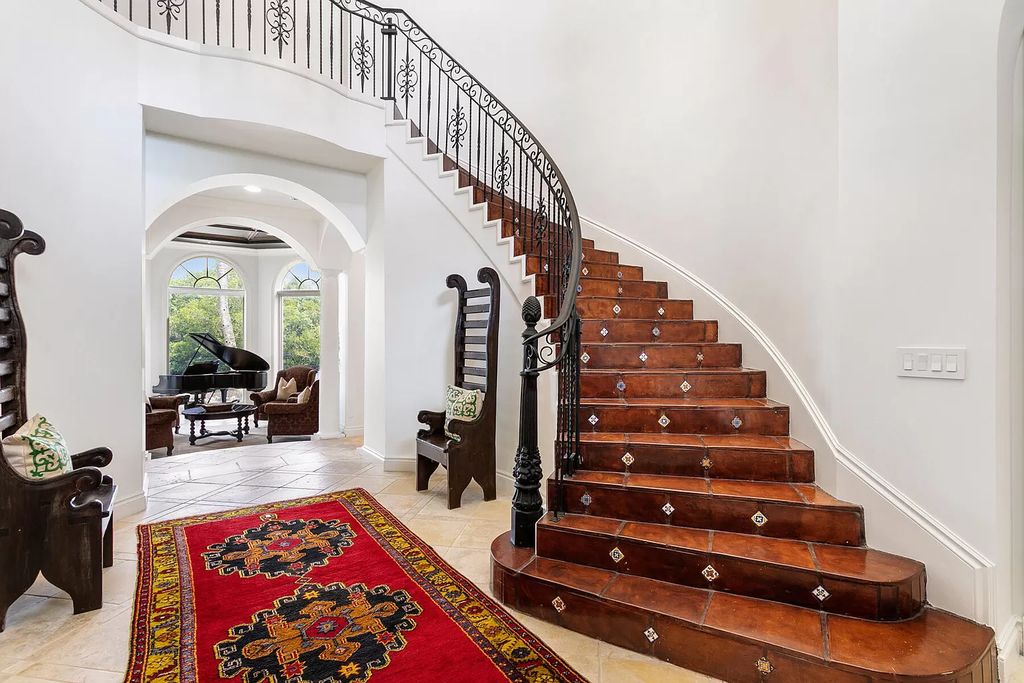 The Estate in Palm Beach Gardens, an unique 5 BD custom residence in this exclusive and grand estate in the highly sought after gated community of Harbour Isles is now available for sale. This home located at 825 Harbour Isles Pl, Palm Beach Gardens, Florida