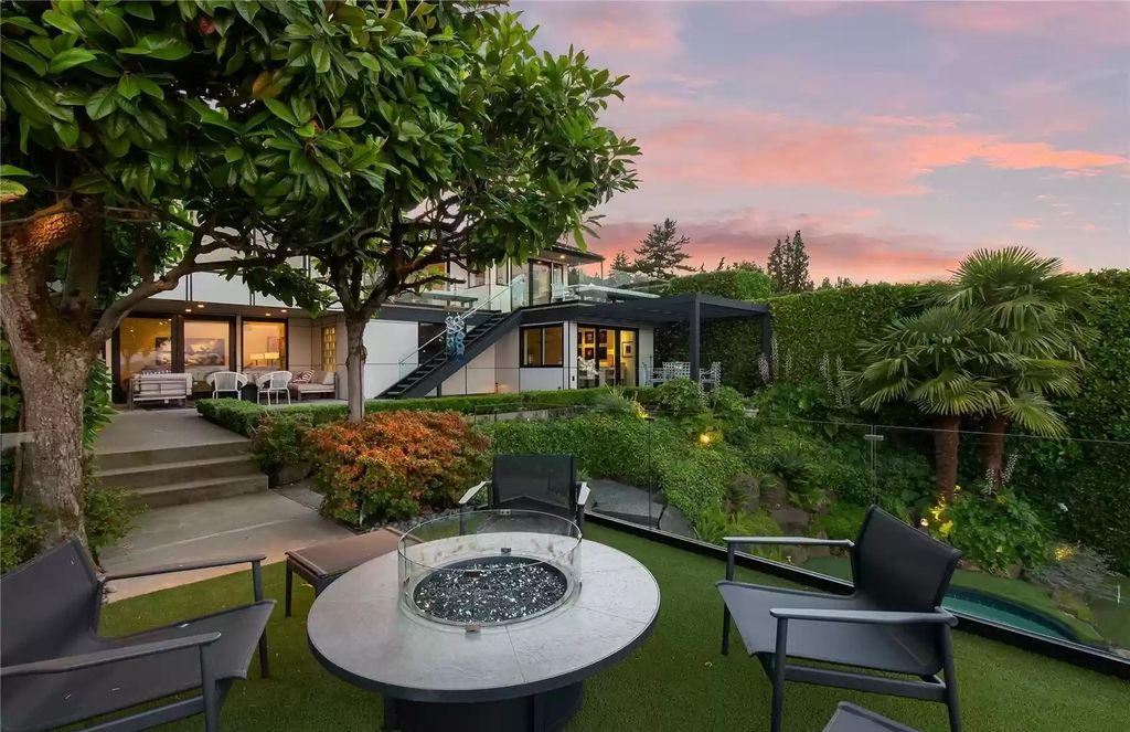 The Estate in Washington is a luxurious home artfully blends vintage elegance with modern polish now available for sale. This home located at 808 Lakeside Avenue S, Seattle, Washington; offering 03 bedrooms and 05 bathrooms with 3,632 square feet of living spaces.