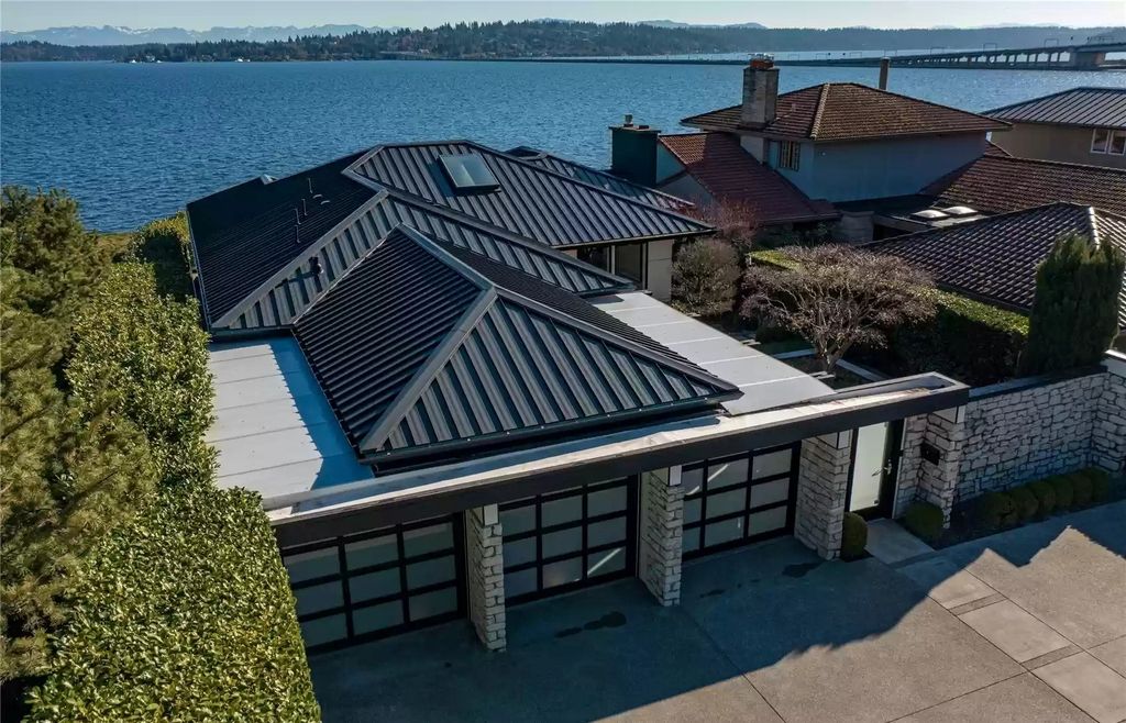 The Estate in Washington is a luxurious home artfully blends vintage elegance with modern polish now available for sale. This home located at 808 Lakeside Avenue S, Seattle, Washington; offering 03 bedrooms and 05 bathrooms with 3,632 square feet of living spaces.
