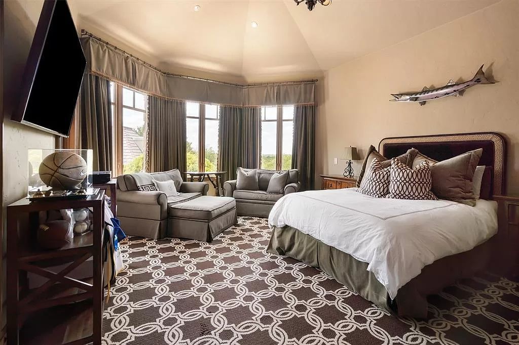 A neutral color scheme allows you to make a statement without going overboard, which is a crucial consideration. A perfect example of this is the room seen below, where the warm cream and white hues are paired with a wooden bed frame and matte black decorations. However, the arched draperies drape More dramatic accents are produced by the space. It serves as ample evidence that attention-grabbing colors are not the sole option.