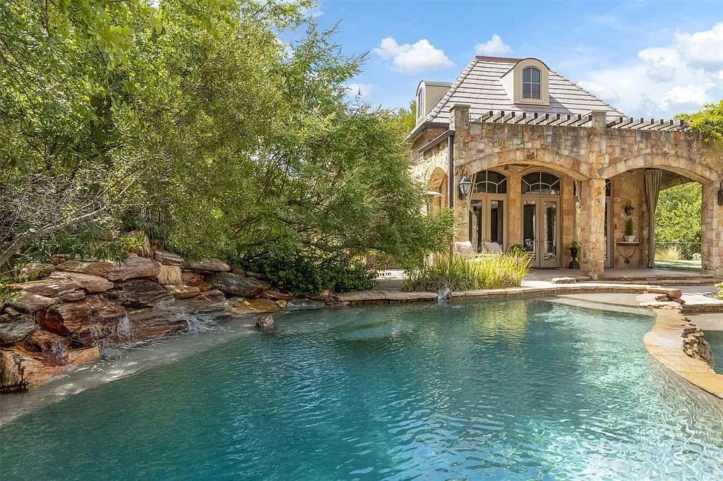 Exclusive-Mira-Vista-Estate-in-Fort-Worth-features-French-Traditional-with-Contemporary-Transitional-Design-Asks-4.825-Million-16