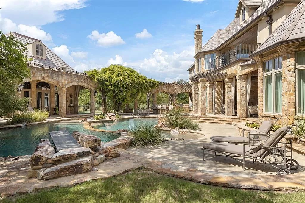 The Mira Vista Estate in Fort Worth, a exceptionally-built Tom Struhs custom home with French traditional with contemporary transitional design offering privacy and a view is now available for sale. This home located at 6901 Sanctuary Ln, Fort Worth, Texas