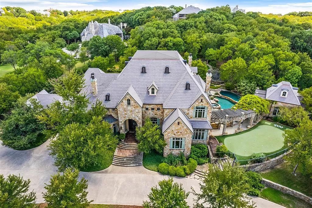 The Mira Vista Estate in Fort Worth, a exceptionally-built Tom Struhs custom home with French traditional with contemporary transitional design offering privacy and a view is now available for sale. This home located at 6901 Sanctuary Ln, Fort Worth, Texas