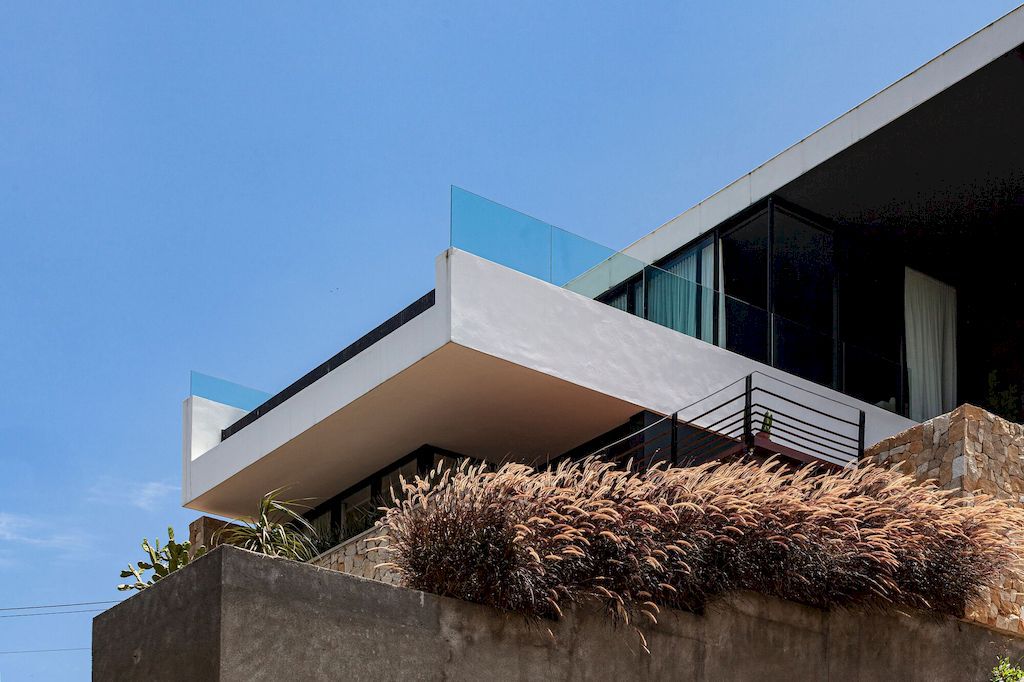 Fog House Overlooks an Enchanting Landscape by Jirau Arquitetura