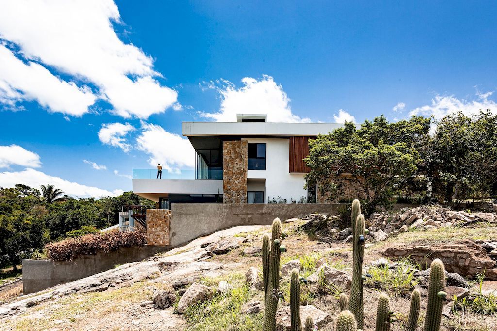 Fog House Overlooks an Enchanting Landscape by Jirau Arquitetura