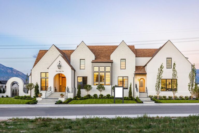Gorgeous Brand New Home in Vineyard Features A Modern European Design and The Finest Finishes