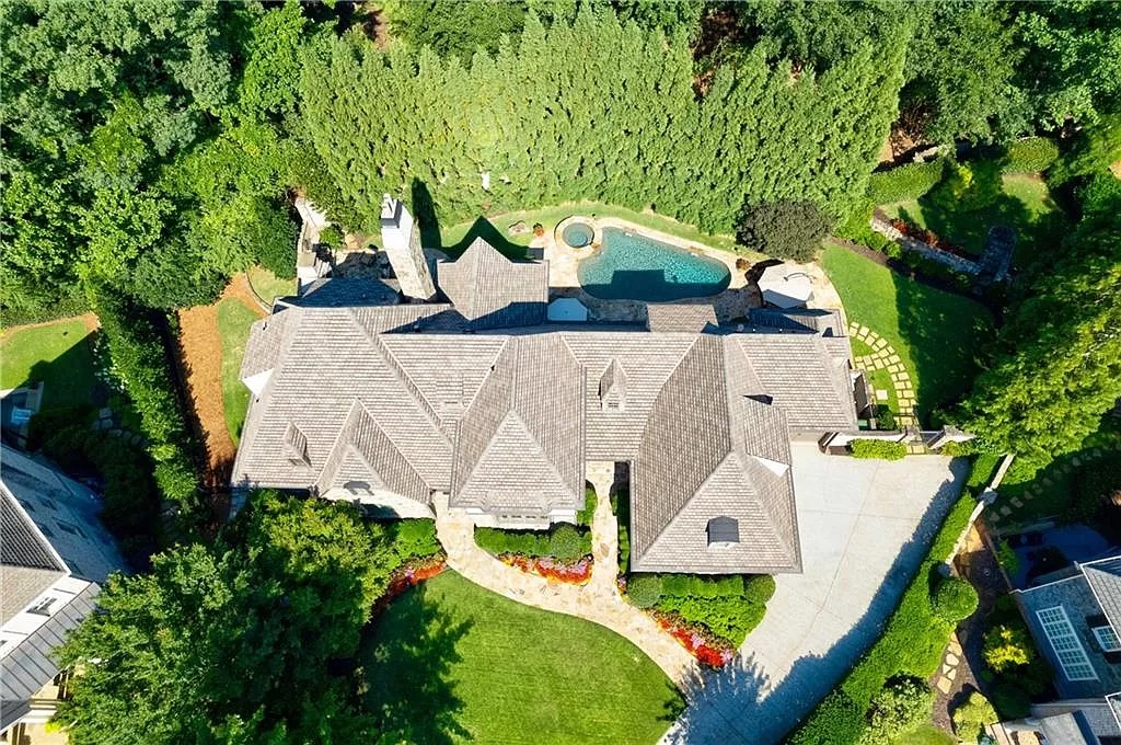 The Estate in Atlanta is a luxurious and ideal home for entertaining or comfortable day-to-day living now available for sale. This home located at 4170 W Oaks Ct NE, Atlanta, Georgia; offering 06 bedrooms and 07 bathrooms with 6,522 square feet of living spaces.