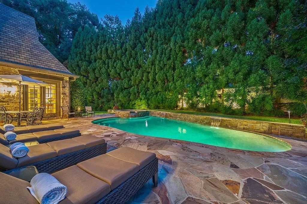 The Estate in Atlanta is a luxurious and ideal home for entertaining or comfortable day-to-day living now available for sale. This home located at 4170 W Oaks Ct NE, Atlanta, Georgia; offering 06 bedrooms and 07 bathrooms with 6,522 square feet of living spaces.