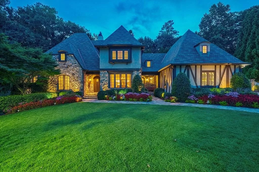 The Estate in Atlanta is a luxurious and ideal home for entertaining or comfortable day-to-day living now available for sale. This home located at 4170 W Oaks Ct NE, Atlanta, Georgia; offering 06 bedrooms and 07 bathrooms with 6,522 square feet of living spaces.