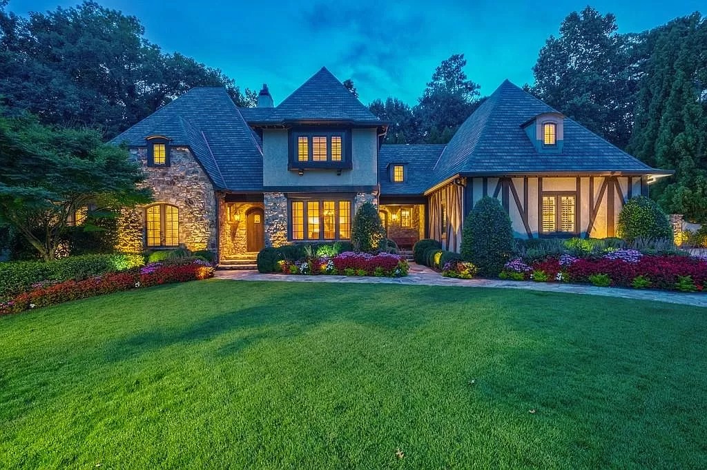 The Estate in Atlanta is a luxurious and ideal home for entertaining or comfortable day-to-day living now available for sale. This home located at 4170 W Oaks Ct NE, Atlanta, Georgia; offering 06 bedrooms and 07 bathrooms with 6,522 square feet of living spaces.